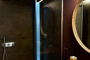 Regadera, secadora de cabello, bidet, toallas 