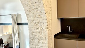 Interior - Check in information:You won’t need to meet anyone to access the apartment. Before arrival, you will receive a link to access the Guest Portal, where you can complete the self check-in directly from your phone by entering the ID details of all guests a (Milano)