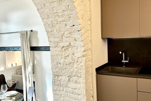 Interior - Check in information:You won’t need to meet anyone to access the apartment. Before arrival, you will receive a link to access the Guest Portal, where you can complete the self check-in directly from your phone by entering the ID details of all guests a (Milano)
