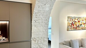 Interior - Check in information:You won’t need to meet anyone to access the apartment. Before arrival, you will receive a link to access the Guest Portal, where you can complete the self check-in directly from your phone by entering the ID details of all guests a (Milano)