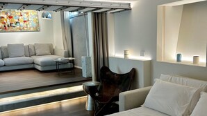 Room - Check in information:You won’t need to meet anyone to access the apartment. Before arrival, you will receive a link to access the Guest Portal, where you can complete the self check-in directly from your phone by entering the ID details of all guests a (Milano)