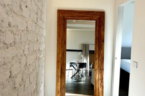 Tabla de planchar con plancha, wifi gratis y ropa de cama 