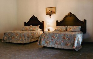 Habitación Deluxe doble, vistas al jardín | Espacio para trabajar con un portátil y wifi gratis