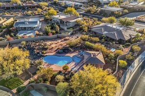 Exterior - 3 Bedroom End-Unit Townhome with Bunk-Room in Gated Community w/ Pool & Hot Tub (Santa Clara)