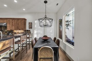 Dining - 3 Bedroom End-Unit Townhome with Bunk-Room in Gated Community w/ Pool & Hot Tub (Santa Clara)