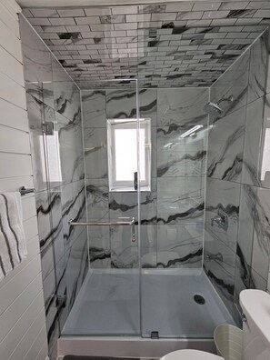 Secadora de cabello, toallas, jabón, papel de baño