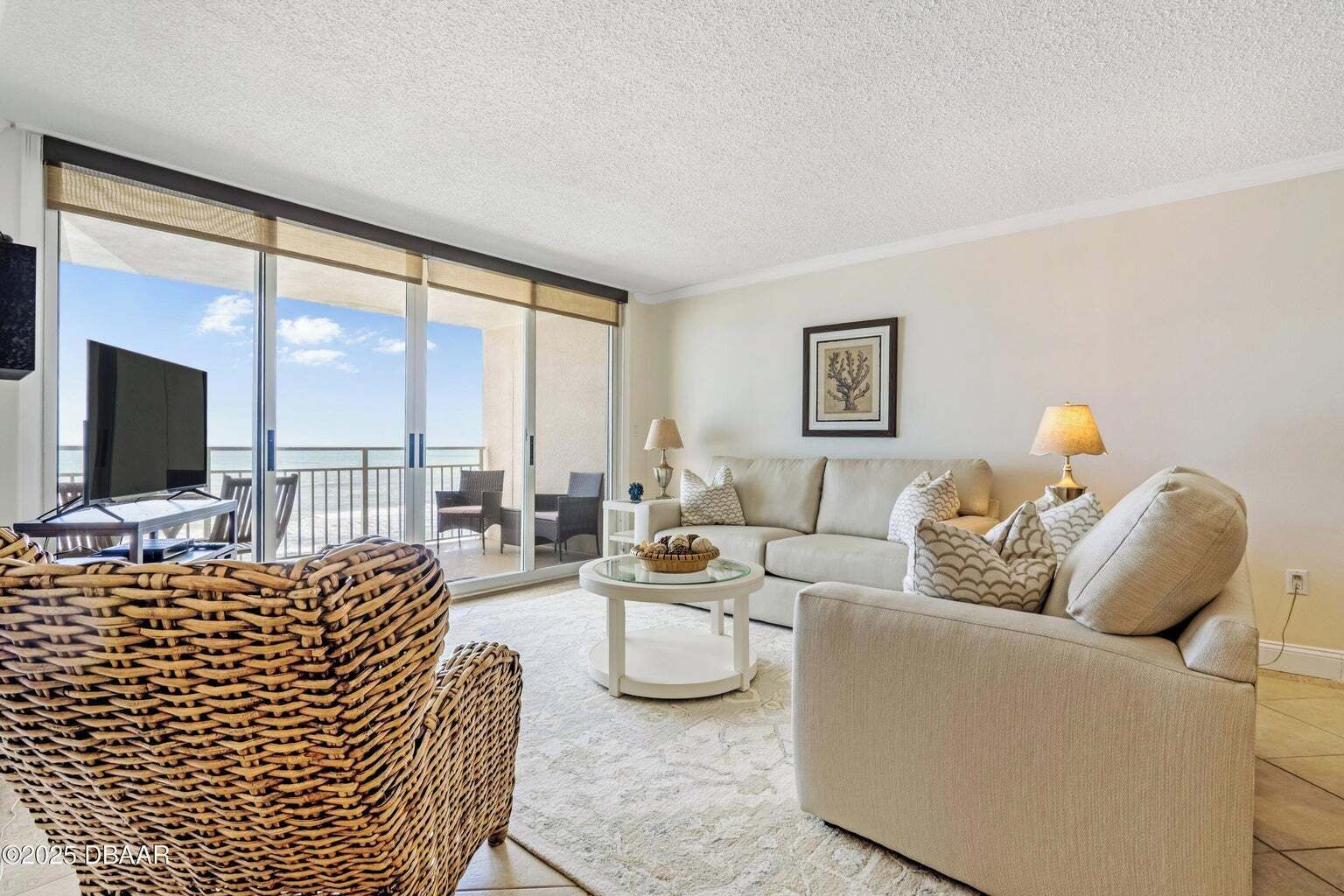 Smart TV, DVD player, livros