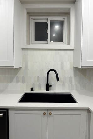 Shower, hair dryer, bidet, towels - Spacious Apartment in Toronto (Toronto)