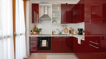 Kühlschrank, Mikrowelle, Ofen, Wasserkocher