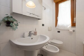 Haartrockner, Bidet, Handtücher, Seife