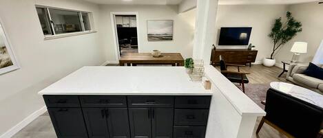 Televisión, chimenea y tenis de mesa