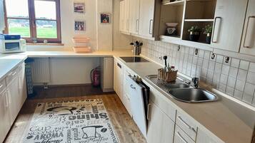 Een koelkast, een magnetron, een oven, een kookplaat