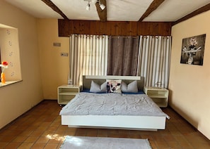 5 habitaciones, tabla de planchar con plancha y cuna de viaje