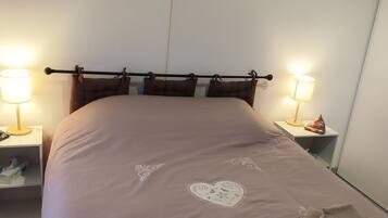 Iron/ironing board, WiFi, bed sheets