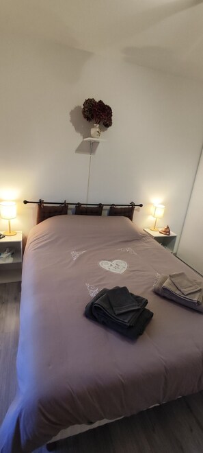 1 habitación, tabla de planchar con plancha, wifi y ropa de cama 