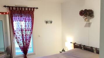 Iron/ironing board, WiFi, bed sheets