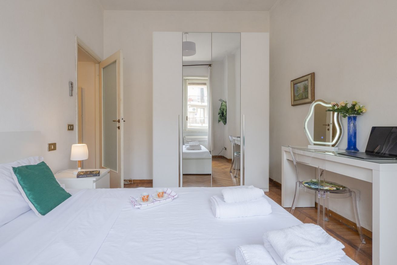 Escritorio y tabla de planchar con plancha