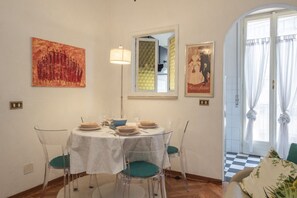 Dining - Moscova Dream - Bright and Quiet (Milan)