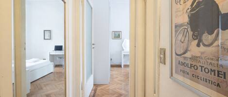 Bureau, fer et planche à repasser