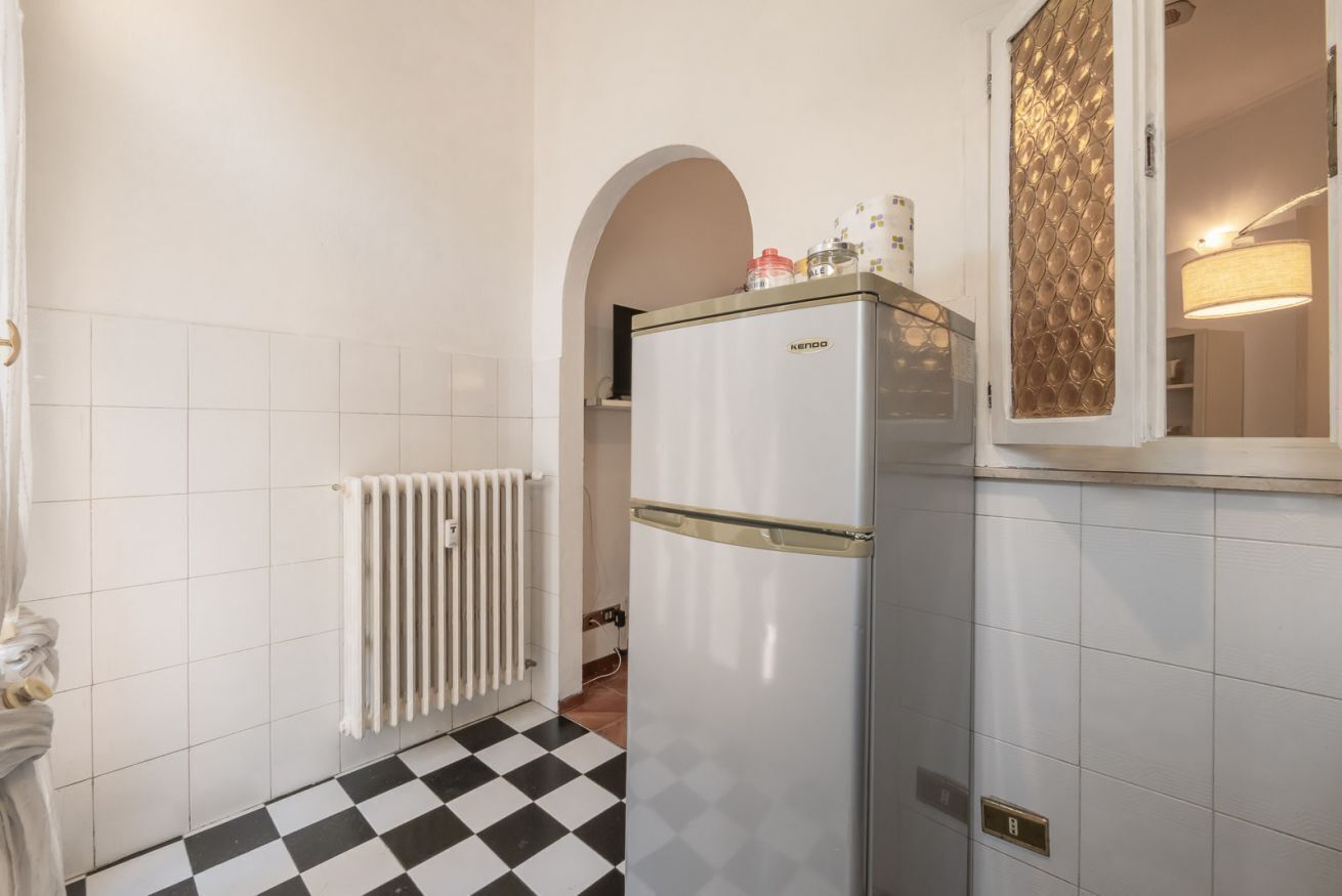 Réfrigérateur, micro-ondes, grille-pain