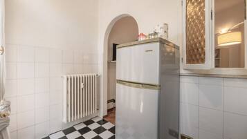 Réfrigérateur, micro-ondes, grille-pain