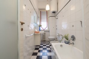 Een haardroger, een bidet, handdoeken, zeep