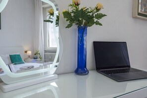 Una scrivania, ferro/asse da stiro, Wi-Fi gratuito, lenzuola