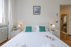 Een bureau, een strijkplank/strijkijzer, gratis wifi, beddengoed