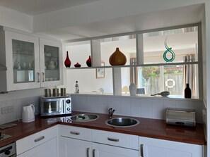 Mikrobølgeovn, ovn, kokeplater og oppvaskmaskin