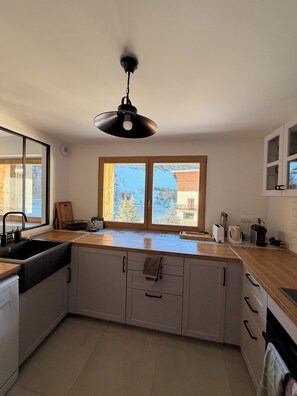 Private kitchen - Spacious 10-person chalet (150 m², 4 bedrooms) at the foot of the slopes. (Vars)