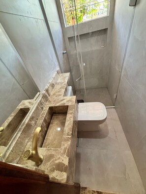 经典三人房 | 浴室 | 毛巾