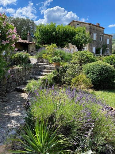 Traditional farmhouse set in 5 hectares of gardens. Disconnection guaranteed!