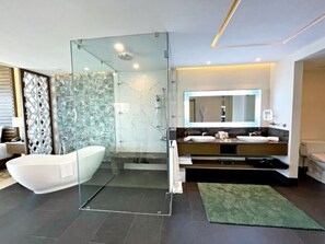 Shower, jetted bath, hair dryer, towels - Garza Blanca Cancun Luxury 3 bed 5 bath loft, jacuzzi rooftop, Butler, sleeps 8! (Cancún)