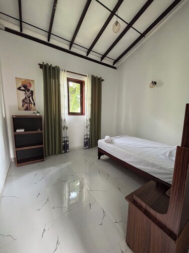 2-bedroom house with cool AC comfort  and a rooftop near to Mirissa and Weligama