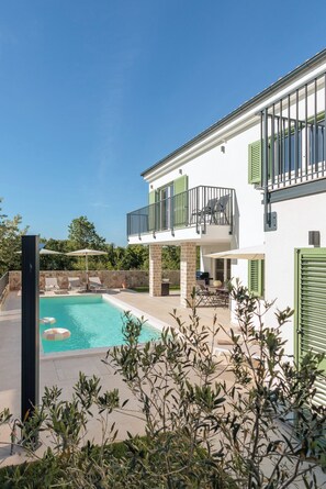 A two-story building with a swimming pool, outdoor seating, and a balcony. - Villa Mileni - Relaxing villa with pool + sauna (Farini)