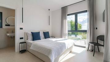 4 bedrooms, desk, iron/ironing board, free WiFi