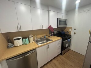 Private kitchen - Sun-filled 1-bedroom apartment, huge terrace in the heart of Coral Gables (Coral Gables)