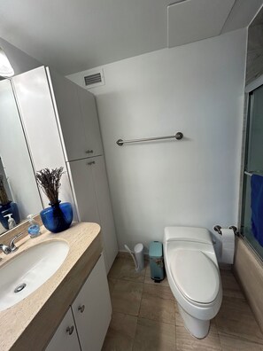 Towels, soap, toilet paper - Sun-filled 1-bedroom apartment, huge terrace in the heart of Coral Gables (Coral Gables)
