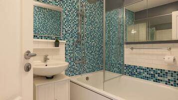 Hårtork, handdukar, tvål och schampo