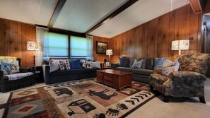 Een smart-tv en boeken