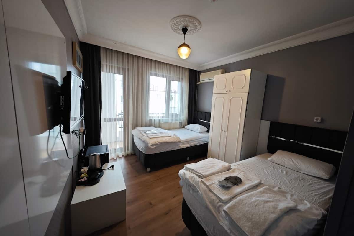 Chambre classique avec lits jumeaux, balcon, vue sur la ville | Accès au Wi-Fi (inclus)