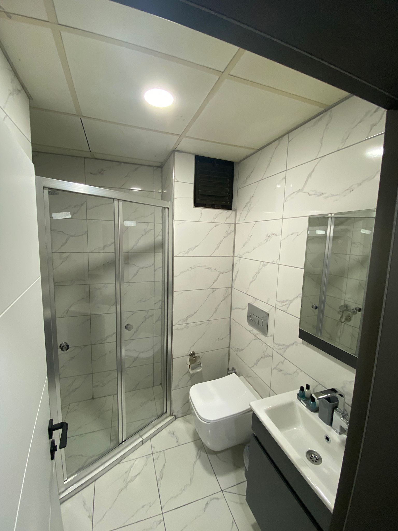 Deluxe studio suite, 1 tweepersoonsbed, balkon | Badkamer | Een bad/douchecombinatie, een haardroger, handdoeken, zeep