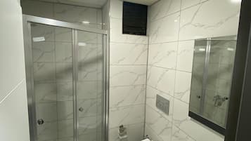 Deluxe studio suite, 1 tweepersoonsbed, balkon | Badkamer | Een bad/douchecombinatie, een haardroger, handdoeken, zeep