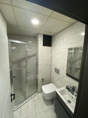 Suite studio Deluxe, 1 lit double, balcon | Salle de bain | Ensemble baignoire-douche, séchoir à cheveux, serviettes fournies, savon