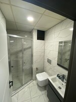 Suite estudio Deluxe, 1 cama doble, balcón | Baño | Ducha y bañera combinadas, secador de pelo, toallas y jabón