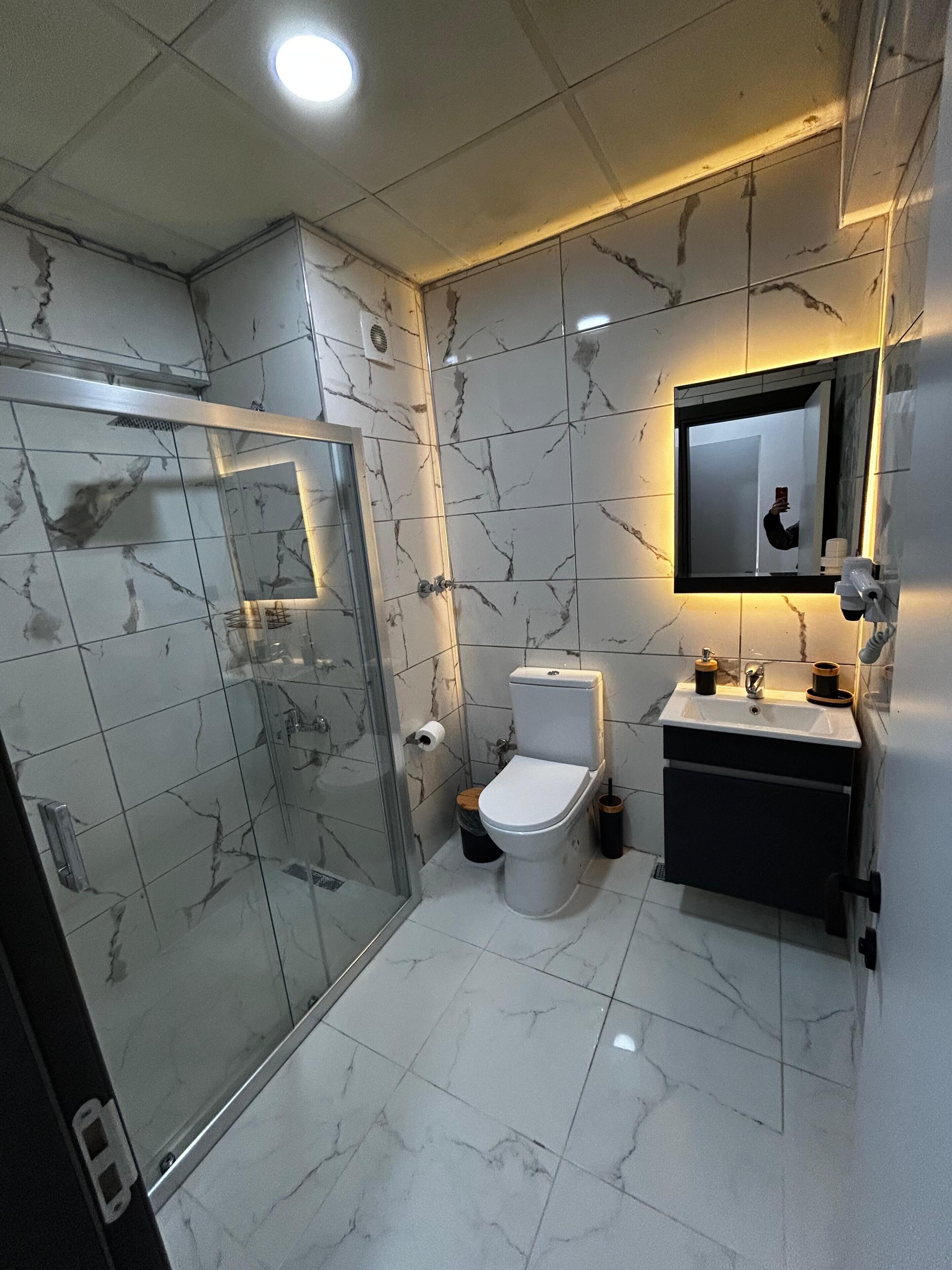 淋浴/盆浴组合、吹风机、拖鞋、毛巾