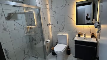 Combined shower/bathtub, hair dryer, slippers, towels