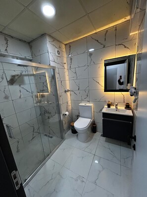 Combined shower/tub, hair dryer, slippers, towels