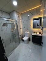 Badkar/dusch, hårtork, tofflor och handdukar