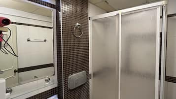 Tina con regadera, secadora de cabello, toallas, jabón